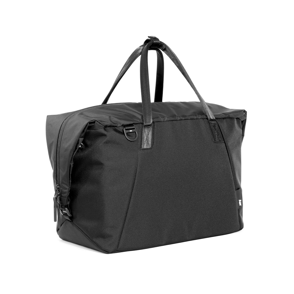 AER11020_sportsduffel_34hero_5